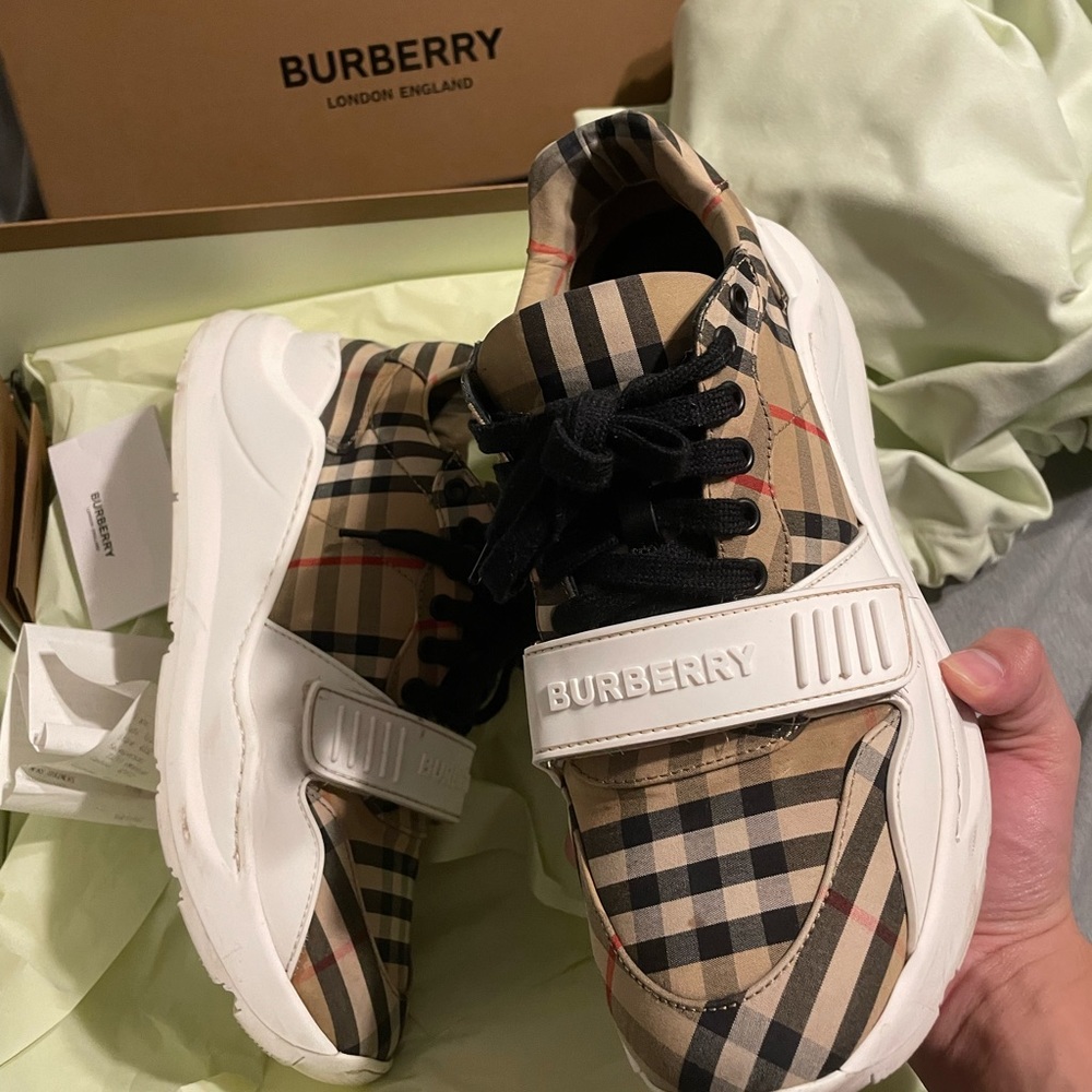 Burberry sneaker Regis size 41 (8US)